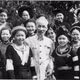 លោកប្រធាន ហូ ជីមិញ ជាមួយតំណាងនារីបណ្តាជនជាតិចំនួនមនុស្សតិចនៅមហាសន្និបាតនារីទូទាំងប្រទេសលើកទី ២ ថ្ងៃទី ២ ខែ មិថុនា ឆ្នាំ ១៩៥៦ នៅវិមានប្រធានរដ្ឋ ហាណូយ