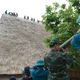 កងទ័ពការពារព្រំដែនជួយអ្នកភូមិប្រក់ដំបូលផ្ទះរ៉ុង កនស៊ើឡ័ល ឡើងវិញ