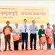 រដ្ឋមន្ត្រី ដាវ ង៉ុកយុង ជូនអំណោយដល់ក្រុមគ្រួសារក្រីក្រនៅស្រុក អូម៉ូន និងស្រុក កើ ដ។ រូបថត៖ ង៉ុកធៀន - ទីភ្នាក់ងារព័ត៌មានវៀតណាម