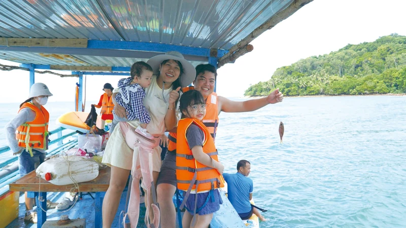 ការឆ្លងកាត់បទពិសោធន៍ទេសចរណ៍ប្រជុំកោះ ហាយតាក់