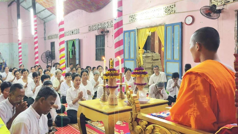 ពុទ្ធបរិស័ទអញ្ជើញមកកាន់វត្តស្តាប់ព្រះសង្ឃសម្តែងធម៌ទេសនា អធិប្បាយគាថាទី ១១ បរាភវសូត្រ នៅវត្តសមោធារាមកំបាំងបាត់ នៅភូមិ កំបាំងបាត់ ឃុំ តាមង៉ាយ ខេត្ត វិញឡុង
