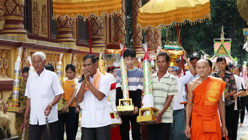 ពុទ្ធបរិស័ទនាំយកទៀនវស្សា និងបច្ច័យ ៤ ទៅវត្តដើម្បីធ្វើពិធីកិច្ចវេរប្រគេនព្រះសង្ឃ ពិធីកិច្ចវេរទៀនវស្សាគឺមិនអាចខ្វះបានក្នុងពិធីបុណ្យចូលព្រះវស្សារបស់ព្រះភិក្ខុសង្ឃ
