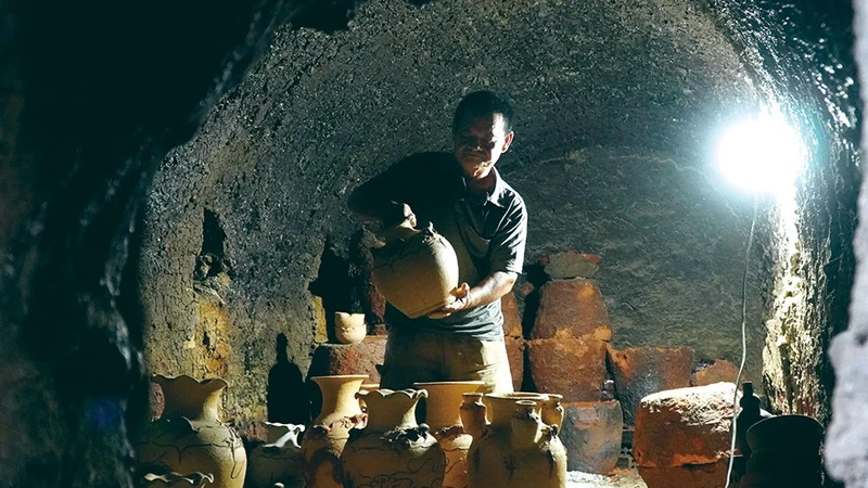 សិប្បករបង្កើតរូបរាងផលិតផលកុម្ភការភ័ណ្ឌប្រពៃណីពីវត្ថុធាតុដើមដីឥដ្ឋ