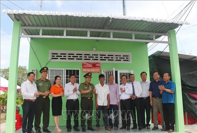 ផ្ទះទាំងឡាយដ៏ធ្ងន់ភក្ដីភាពបងប្អូនជនជាតិ