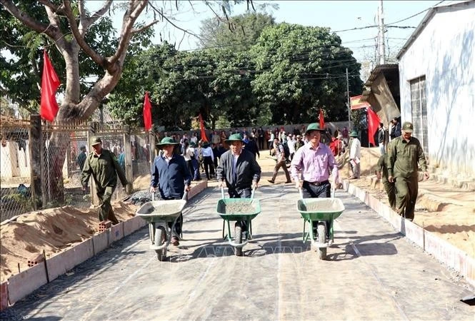 ទម្លាក់ថវិកាចំនួន ៤២៣.០០០ ពាន់លានដុងសម្រាប់កសាងជនបទថ្មី កាត់បន្ថយភាពក្រីក្រ អភិវឌ្ឍន៍សេដ្ឋកិច្ច-សង្គមនៅតំបន់ជនជាតិភាគតិច