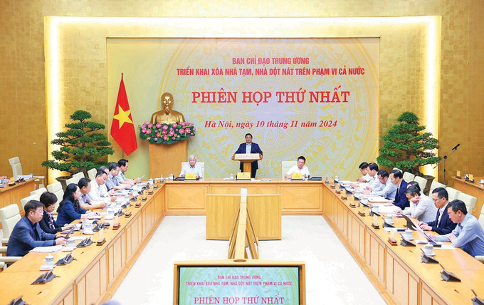 នាព្រឹកថ្ងៃទី ១០ ខែ វិច្ឆិកា ឆ្នាំ ២០២៤ នៅ ហាណូយ នាយករដ្ឋមន្ត្រីនៃរដ្ឋាភិបាល ផាម មិញជិញ ប្រធានគណៈកម្មាធិការបង្គាប់ការមជ្ឈិមដាក់ដំណើរការលុបបំបាត់ផ្ទះបណ្តោះអាសន្ន ផ្ទះធ្លុះធ្លាយទ្រុឌទ្រោមនៅលើវិសាលភាពទូទាំងប្រទេសអញ្ជើញជាអធិបតីសម័យប្រជុំលើកទី ១ នៃគណៈកម្មាធិការបង្គាប់ការ 1-xoa-nha-tam-anh-duong-giang.jpg