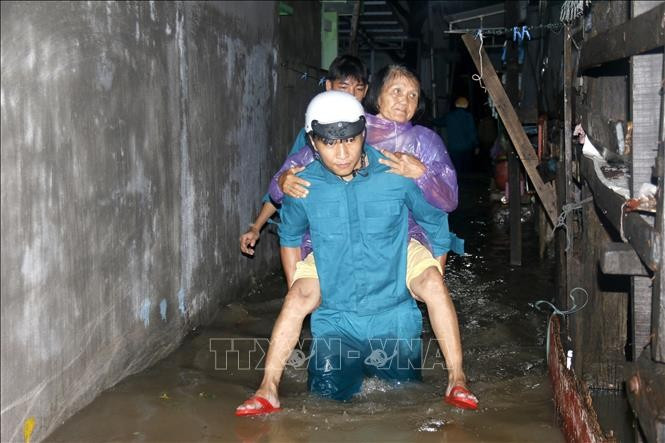 ការជួយមនុស្សចាស់ជរាបន្លាស់ទីចេញផុតពីតំបន់លិចជ្រៅទៅកាន់កន្លែងសុវត្ថិភាព។ 03-ngap-sau-lam-dong-28102025-01.jpg