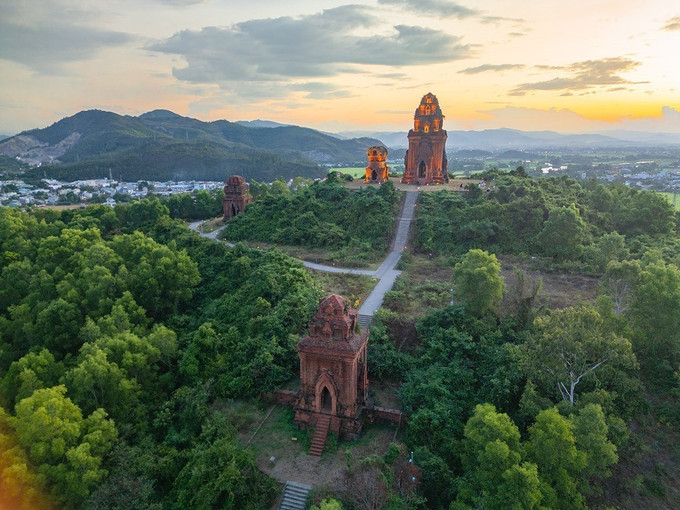 ក្រុមប្រាសាទ បាញ់អ៊ីត ស្ថិតនៅលើកំពូលកូនភ្នំឃុំ ទុយផឿកបាក់ រួមមានក្រុមប្រាសាទចំនួន ៤ ផ្សេងៗ គ្នា៖ ប្រាសាទមេ (កាឡាន) ប្រាសាទខ្លោងទ្វារ (គោបុរៈ) ប្រាសាទភ្លើង (កោសគ្រហៈ) និង ប្រាសាទសិលាចារឹក (បោសហៈ) 01-thap-banh-it1.jpg