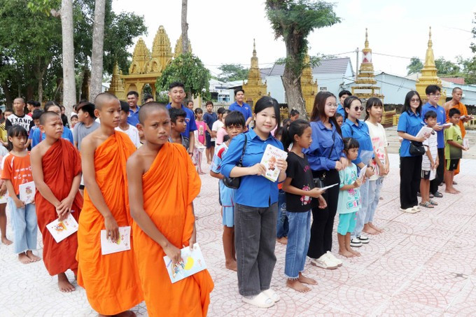វត្តអារាមសហការជាមួយអង្គការមហាជនឧបត្ថម្ភសៀវភៅពុម្ព សៀវភៅសរសេរ ប៊ិចសរសេរក្នុងគោលបំណងលើកទឹកចិត្តប្អូនៗ រៀនសូត្រឱ្យបានល្អ មុនពេលឈានចូលវគ្គសិក្សានៅវត្ត ជ្រោយទឹមកណ្តាល។ 06-f-2-hoc-he.jpg