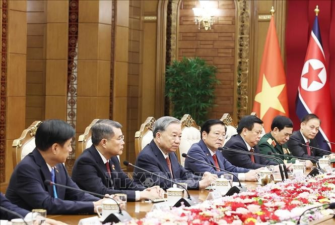 លោកអគ្គលេខាបក្ស តូឡឹម និងគណៈប្រតិភូជាន់ខ្ពស់ វៀតណាម នៅឯកិច្ចជួបពិភាក្សាជាមួយលោកអគ្គលេខាបក្ស ប្រធានគណៈកម្មាធិការកិច្ចការរដ្ឋសាធារណរដ្ឋប្រជាធិបតេយ្យប្រជាមានិត កូរ៉េខាងជើង គីម ជុងអ៊ុន។ រូបថត៖ ថុងញ៉ឹត - ទីភ្នាក់ងារព័ត៌មានវៀតណាម 02-potal-tong-bi-thu-to-lam-hoi-dam-voi-tong-bi-thu-chu-tich-quoc-vu-chdcnd-trieu-tien-kim-jong-un-stand.jpg