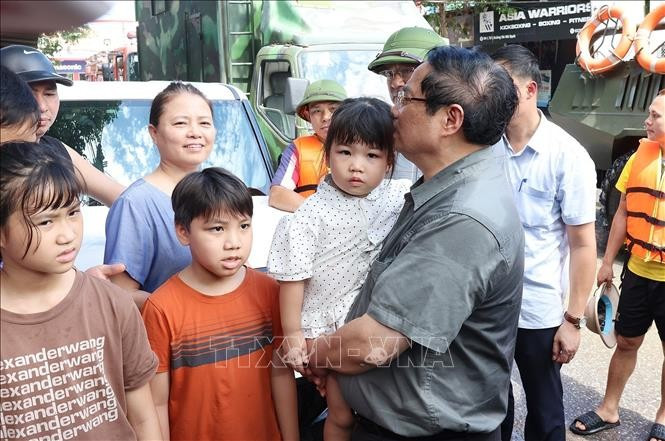 លោកនាយករដ្ឋមន្ត្រី ផាម មិញជិញ អញ្ជើញសួរសុខទុក្ខ លើកទឹកចិត្តប្រជាជនរងផលប៉ះពាល់ដោយទឹកជំនន់នៅសង្កាត់ ផាន ឌិញភុង។ រូបថត៖ យឿងយ៉ាង/ទីភ្នាក់ងារព័ត៌មានវៀតណាម 04-thai-nguyen-81025-22.jpg