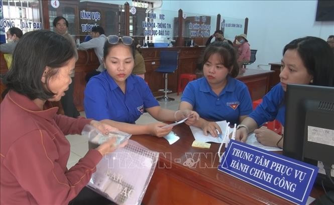 សម្ព័ន្ធយុវជនកុម្មុយនិស្ត ហូ ជីមិញ ជួយប្រជាជនអញ្ជើញមកធ្វើបែបបទរដ្ឋបាលនៅមជ្ឈមណ្ឌលសេវារដ្ឋបាលសាធារណៈឃុំ ភូងៀ។ រូបថត៖ កហ្គឿយហ៍ - ទីភ្នាក់ងារព័ត៌មានវៀតណាម 01-potal-dong-nai-chinh-quyen-dia-phuong-hai-cap-giup-dong-bao-thieu-so-tiep-can-cong-nghe-hanh-chinh-stand.jpg