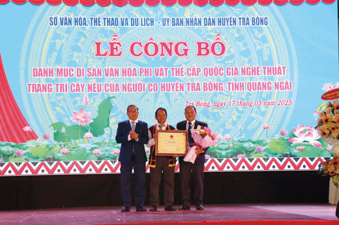 ការប្រគល់ប័ណ្ណបញ្ជាក់បញ្ជីរាយនាមបេតិកភណ្ឌវប្បធម៌អរូបីលំដាប់ថ្នាក់ជាតិ "សិល្បៈតែងលម្អដើមនេវរបស់ជនជាតិ ករ៍" នៅស្រុក ត្រាបុង 1.jpg