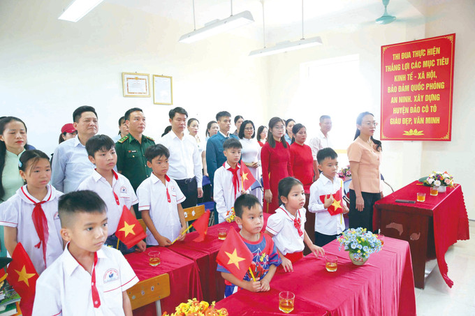 សាលានៅលើកោះ ត្រឹន ទោះបីមានតែពីរបីបន្ទប់រៀន និងចំនួនសិស្សតិចតួច ប៉ុន្តែសិស្សម្នាក់ៗ សុទ្ធតែយកមកតាមការរំពឹងទុករបស់គ្រួសារនិងជំនឿចិត្តនៃកោះទាំងមូល។ 14.jpg