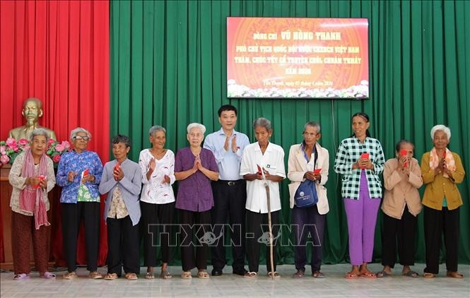 02-potal-doan-cong-tac-cua-quoc-hoi-tham-chuc-tet-chol-chnam-thmay-tai-can-tho-stand.jpg