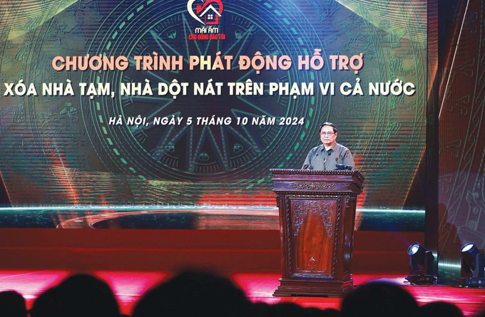នាយប់នៃថ្ងៃទី ៥ ខែ តុលា ឆ្នាំ ២០២៤ នៅ ហាណូយ លោកនាយករដ្ឋមន្ត្រី ផាម មិញជិញ ប្រធានក្រុមប្រឹក្សាប្រលងប្រណាំង - លើកសរសើរមជ្ឈិមអញ្ជើញចូលរួមកម្មវិធីបំផុសការឧបត្ថម្ភលុបបំបាត់ផ្ទះបណ្តោះអាសន្ន ផ្ទះធ្លុះធ្លាយទ្រុឌទ្រោមលើវិសាលភាពទូទាំងប្រទេសដោយប្រធានបទ៖ "ជម្រកដ៏សែនកក់ក្តៅសម្រាប់បងប្អូនជនរួមជាតិខ្ញុំ" 00.jpg