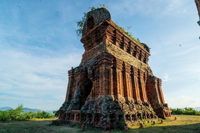 ប្រាសាទភ្លើង (កោសគ្រហៈ) ដោយមានរចនាសម្ព័ន្ធរាងបួនជ្រុងទ្រវែង កំពស់ ១០ ម៉ែត្រ បណ្តោយ ១២ ម៉ែត្រ ទទឹង ៥ ម៉ែត្រ ជញ្ជាំងកម្រាស់ ១,៤ ម៉ែត្រ។ សំណង់នេះនៅបានហៅថាប្រាសាទ កែបសេះ ទៀតផង 05-thap-banh-it7.jpg