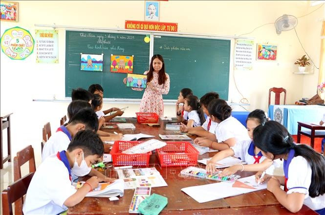 សាលារៀនថាក់រៀនត្រូវបានវិនិយោគយ៉ាងធំទូលាយស្អាតបាតបង្កលក្ខខណ្ឌអំណោយផលសម្រាប់សិស្សសាលាតំបន់បងប្អូនជនជាតិ ខ្មែរ ខេត្ត វិញឡុង សិក្សារៀនសូត្រ។ រូបថត៖ ឡេ ធុយហាំង - ទីភ្នាក់ងារព័ត៌មានវៀតណាម 02-potal-suc-song-moi-o-vung-dong-bao-dan-toc-khmer-tinh-vinh-long-stand.jpg