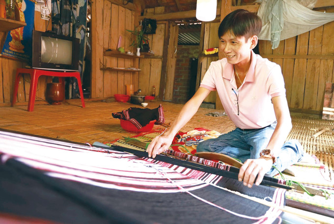 ភ្ញៀវទេសចរឆ្លងកាត់ការពិសោធត្បាញសំពត់សង្កិមដោយផ្ទាល់នៅភូមិសិប្បកម្ម ស៊ីថ្វយ 3-7.jpg