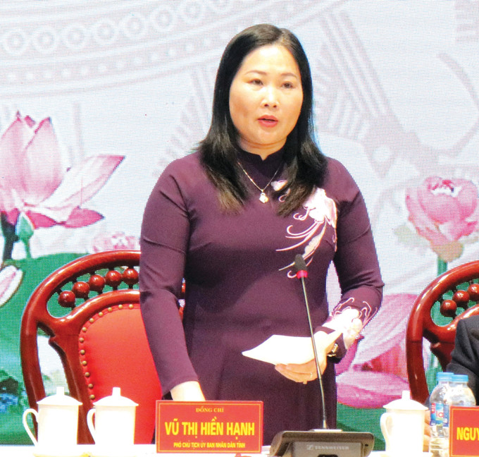 "ដោយសារការគាំទ្រ ឧបត្ថម្ភរបស់សហគមន៍ ផ្ទះមួយខ្នងៗ បន្ទាប់ពីសាងសង់សម្រេចរួចរាល់បានមានគុណភាពល្អ តម្លៃខ្ពស់ជាងយ៉ាងច្រើនបើធៀបនឹងកម្រិតឧបត្ថម្ភពីថវិការដ្ឋជាមធ្យមផ្ទះសង់ថ្មីមួយខ្នងចំនួន ១២០ លានដុង ផ្ទះជួសជុលមួយខ្នងចំនួន ៤០ លានដុង" - លោកស្រី វូ ធីហៀនហាញ់ អនុប្រធានគណៈកម្មាធិការប្រជាជនខេត្ត អៀនបាយ។ 4a.jpg