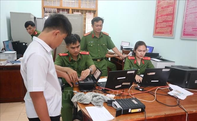 នគរបាលឃុំ ជឺប៉ាហ៍ ខេត្ត យ៉ាឡាយ ជំនួយនីតិវិធីធ្វើអត្តសញ្ញាណប័ណ្ណប្រជាពលរដ្ឋនិងកំណត់អត្តសញ្ញាណកម្រិតទី ២ ជូនប្រជាជន។ រូបថត៖ ហ្វាយណាម - ទីភ្នាក់ងារព័ត៌មានវៀតណាម 04-potal-cong-an-co-so-cau-noi-dua-dich-vu-cong-den-gan-dan-hon-stand.jpg