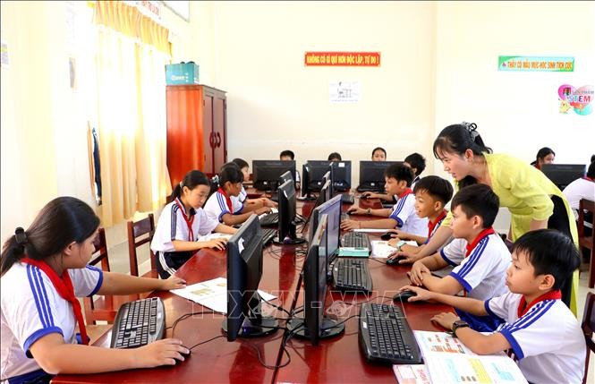 សាលារៀនថាក់រៀនត្រូវបានវិនិយោគយ៉ាងធំទូលាយស្អាតបាតបង្កលក្ខខណ្ឌអំណោយផលសម្រាប់សិស្សសាលាតំបន់បងប្អូនជនជាតិ ខ្មែរ ខេត្ត វិញឡុង សិក្សារៀនសូត្រ។ រូបថត៖ ឡេ ធុយហាំង - ទីភ្នាក់ងារព័ត៌មានវៀតណាម 06-potal-suc-song-moi-o-vung-dong-bao-dan-toc-khmer-tinh-vinh-long-stand.jpg