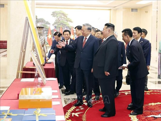 លោកអគ្គលេខាបក្ស តូឡឹម និងលោកអគ្គលេខាបក្ស ប្រធានគណៈកម្មាធិការកិច្ចការរដ្ឋ កូរ៉េខាងជើង គីម ជុងអ៊ុន ផ្តោះប្តូរជំនូន។ រូបថត៖ ថុងញ៉ឹត - ទីភ្នាក់ងារព័ត៌មានវៀតណាម 06-potal-tong-bi-thu-to-lam-hoi-dam-voi-tong-bi-thu-chu-tich-quoc-vu-chdcnd-trieu-tien-kim-jong-un-stand.jpg