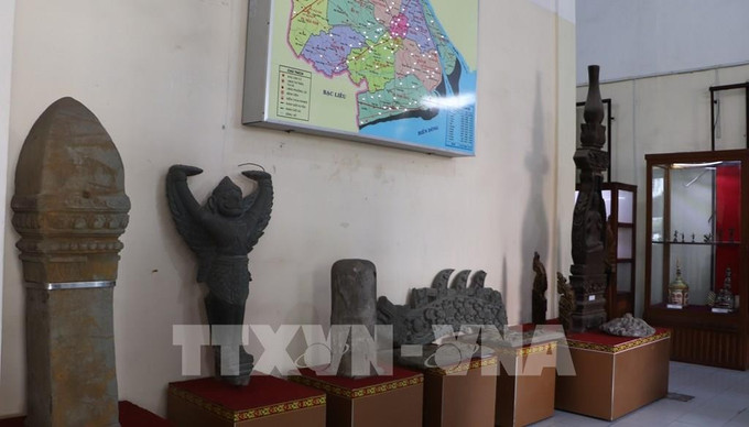 វត្ថុតាងចម្លាក់ ស្ថាបត្យកម្មនៅអគារដាក់តាំងបង្ហាញ។ រូបថត៖ ហុងថៃ - ទីភ្នាក់ងារព័ត៌មានវៀតណាម 03-140310-nha-trung-bay-van-hoa-khmer-noi-luu-giu-ban-sac-dan-toc.jpg