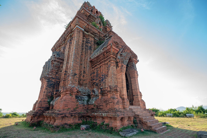 ប្រាសាទមេ (កាឡាន) ស្ថិតនៅទីតាំងខ្ពស់បំផុតនៅលើកំពូលកូនភ្នំ កម្ពស់ ២៩,៦ ម៉ែត្រ មានផ្ទៃក្រឡារាងបួនជ្រុងការ៉េ ជ្រុងនីមួយៗ ប្រវែង ១២ ម៉ែត្រ ដោយមានទ្វារធំបែរមុខទៅទិសខាងកើតនិងទ្វារខ្មោចបី 09-thap-banh-it11.jpg
