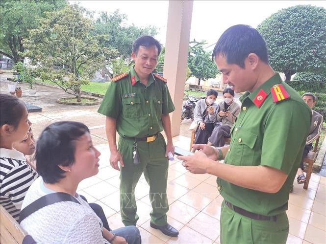 កម្មាភិបាលនគរបាលឃុំ ជឺប៉ាហ៍ ខេត្ត យ៉ាឡាយ ណែនាំប្រជាជនធ្វើបែបបទរដ្ឋបាលនៅលើស្មាតហ្វូន។ រូបថត៖ ហ្វាយណាម - ទីភ្នាក់ងារព័ត៌មានវៀតណាម 01-potal-cong-an-co-so-cau-noi-dua-dich-vu-cong-den-gan-dan-hon-stand.jpg