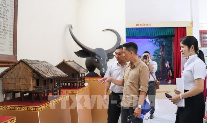 ភ្ញៀវទេសចរទស្សនាគំរូនៅអគារដាក់តាំងបង្ហាញ។ ហុងថៃ - ទីភ្នាក់ងារព័ត៌មានវៀតណាម 06-140337-nha-trung-bay-van-hoa-khmer-noi-luu-giu-ban-sac-dan-toc.jpg