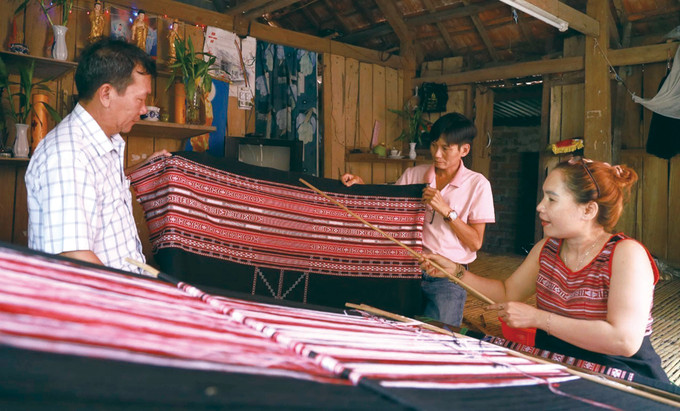 សិប្បករត្បាញសំពត់សង្កិមនៅ ស៊ីថ្វយ ឧទ្ទេសនាមក្បូរក្បាច់រចនាសំពត់សង្កិមនឹងភ្ញៀវទេសចរ 1-8.jpg