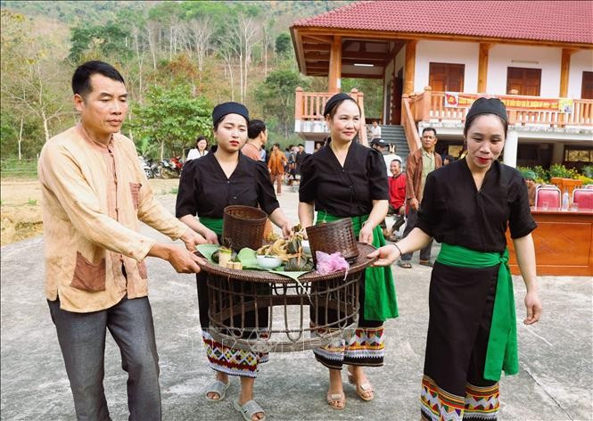 ប្រជាជន អ៊ើឌូ បញ្ជូនស្ពកសែន (ថ្វាយព្រះឥន្ទ្រ សែនជញ្ជាត់ព្រលឹងអោយអ្នកភូមិ) ចេញទៅកាន់ទីតាំងសែនត្រូវបានធ្វើឡើងនៅកណ្ដាលវាលចំកណ្តាលភូមិ វាំងម៉ូន (ឃុំ ង៉ាមៃ ង៉េអាន) 02-potal-nghe-an-le-don-tieng-sam-dau-nam-cua-dan-toc-o-du-duoc-xep-hang-di-san-van-hoa-phi-vat-the-quoc-gia-stand.jpg