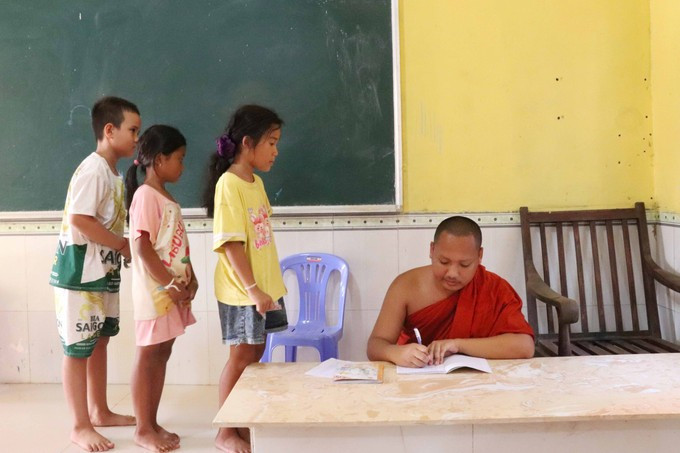 ជំនួសឱ្យការនៅផ្ទះលេងសប្បាយសុខស្រួល ប្អូនតូចៗ ទៅវត្តចុះឈ្មោះរៀនអក្សរ ខ្មែរ វិញ។ 08-d-hoc-he.jpg