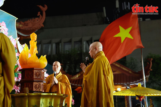 ព្រះសង្ឃសូត្រធម៌សុំសេចក្ដីសុខនៅខាងមុខព្រះបដិមាព្រះពោធិសត្វទ្រង់ប្រសូត 08-ruockieu5.jpg
