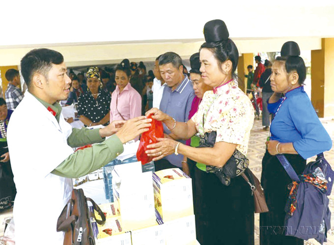 មន្ទីរពេទ្យ 7/5 នគរបាលខេត្ត ដៀនបៀន រៀបចំការពិនិត្យជំងឺផ្ដល់ថ្នាំពេទ្យដោយឥតគិតថ្លៃជូនប្រជាជនបណ្តាជនជាតិនៅលើភូមិសាស្ត្រ 10-2.jpg