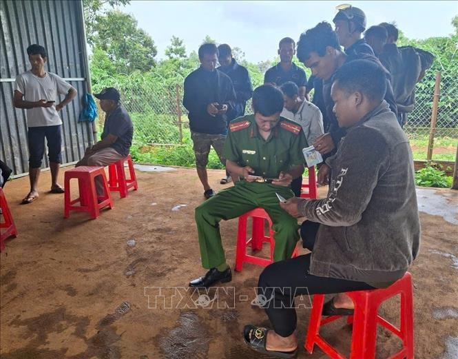 កម្មាភិបាលនគរបាលឃុំ អាញ់ភូ ខេត្ត យ៉ាឡាយ ណែនាំប្រជាជនធ្វើបែបបទរដ្ឋបាលលើស្មាតហ្វូន។ រូបថត៖ ហ្វាយណាម - ទីភ្នាក់ងារព័ត៌មានវៀតណាម 03-potal-cong-an-co-so-cau-noi-dua-dich-vu-cong-den-gan-dan-hon-stand.jpg