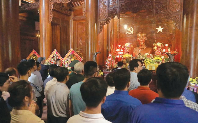 ភ្ញៀវជាច្រើនក្រុមអុជធូបនៅមណ្ឌលរំលឹកវិញ្ញាណក្ខន្ធលោកអ៊ំ ហូ a08.jpg