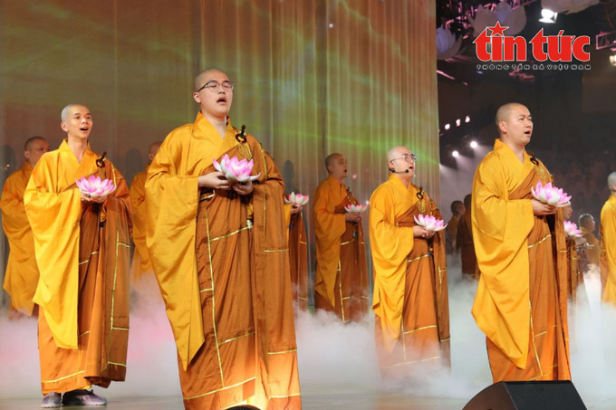 បទចម្រៀង "ផ្សែងពពកល្អប្រពៃមូលមី " មកពីក្រុមសិល្បៈតន្ត្រី ផានបូយ ពុទ្ធសាសនា ចិន 042-niem9577-9.jpg