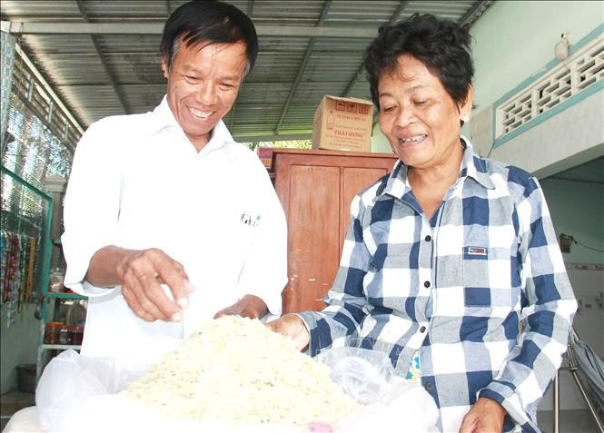 គ្រួសារលោក កៀន សូថាញ់ ឃុំ ដុងប៊ិញ ទីរួមខេត្ត ប៊ិញមិញ ខេត្ត វិញឡុង អភិវឌ្ឍសេដ្ឋកិច្ចពីរបរធ្វើអំបុក។ រូបថត៖ ឡេ ធុយហាំង - ទីភ្នាក់ងារព័ត៌មានវៀតណាម 07-potal-suc-song-moi-o-vung-dong-bao-dan-toc-khmer-tinh-vinh-long-stand.jpg