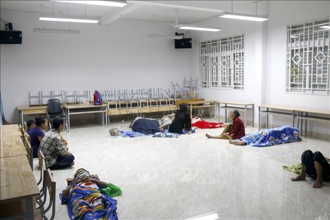 ប្រជាជនសង្កាត់ ប៊ិញធន់ ត្រូវបានរៀបចំឱ្យស្នាក់នៅជាបណ្ដោះអាសន្ននៅសាលាបឋមសិក្សា ភូតាយ ដើម្បីធានាសុវត្ថិភាព។ 06-ngap-sau-lam-dong-28102025-06.jpg