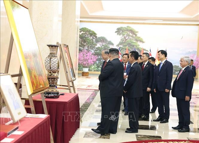 លោកអគ្គលេខាបក្ស តូឡឹម និងលោកអគ្គលេខាបក្ស ប្រធានគណៈកម្មាធិការកិច្ចការរដ្ឋ កូរ៉េខាងជើង គីម ជុងអ៊ុន ផ្តោះប្តូរជំនូន។ រូបថត៖ ថុងញ៉ឹត - ទីភ្នាក់ងារព័ត៌មានវៀតណាម 04-potal-tong-bi-thu-to-lam-hoi-dam-voi-tong-bi-thu-chu-tich-quoc-vu-chdcnd-trieu-tien-kim-jong-un-stand.jpg