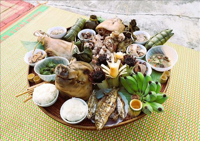 ស្ពកថ្វាយព្រះឥន្ទ្រក្នុងពិធីទទួលផ្គរលាន់ដើមឆ្នាំរបស់បងប្អូនជនជាតិ អ៊ើឌូ រួមមាន ក្បាលជ្រូកស្ងោរ ត្រីទឹកជ្រោះអាំង សាច់ស្ងោរគ្រប់មុខ បាយក្រឡានពណ៌ស្វាយ ស្រាសដាក់ក្នុងបំពង់ពកព្រៃ ស្លែថ្ម ស្និតចេកនិងអាហារប្រពៃណីជាច្រើនមុខ មានលក្ខណៈពិសេសដោយឡែកតែរបស់បងប្អូនជនជាតិ អ៊ើឌូ 03-potal-nghe-an-le-don-tieng-sam-dau-nam-cua-dan-toc-o-du-duoc-xep-hang-di-san-van-hoa-phi-vat-the-quoc-gia-stand.jpg