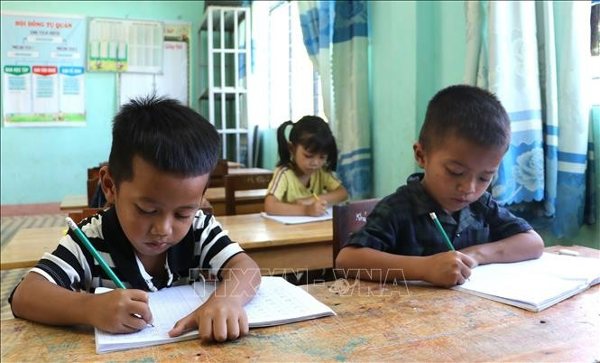 សិស្សត្រូវបានរៀនរបៀបអង្គុយក្នុងឥរិយាបថត្រឹមត្រូវ សរសេរបណ្តាតួអក្ខរមូលដ្ឋាន។ រូបថត៖ ឌិញហឿង - ទីភ្នាក់ងារព័ត៌មានវៀតណាម 03-potal-tang-cuong-tieng-viet-cho-hoc-sinh-dan-toc-thieu-so-tai-quang-ngai-stand.jpg