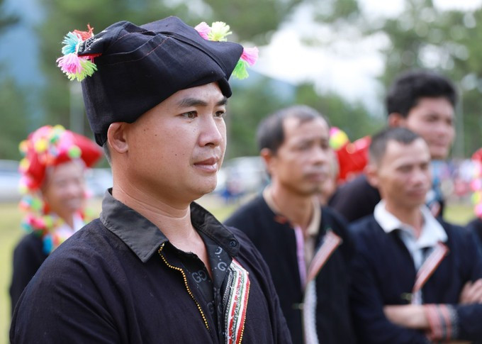 ឈុតសម្លៀកបំពាក់ប្រពៃណីរបស់ចៅការប្រុសជនជាតិ យ៉ាវក្រហម ក្នុងថ្ងៃមង្គលការ 08-le-ruoc-dau8-090925.jpg