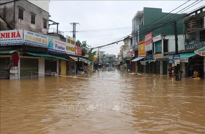 ទឹកជំនន់ពីទន្លេ ត្រាបុង បង្កជន់លិចជ្រៅតំបន់លំនៅឋាននៅលើផ្លូវជាតិ 1A ឃុំ ប៊ិញស៊ើន ខេត្ត ក្វាងង៉ាយ។ រូបថត៖ ផាមគឿង - ទីភ្នាក់ងារព័ត៌មានវៀតណាម quang-ngai-301025.jpg