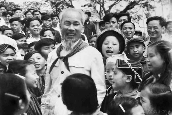 លោកប្រធាន ហូ ជីមិញ អញ្ជើញមកសួរសុខទុក្ខសាលាកុមារជនជាតិតំបន់ភ្នំ វៀតបាក់ នៅ ថៃង្វៀន (ថ្ងៃទី ១៣ ខែ មីនា ឆ្នាំ ១៩៦០) chu-tich-ho-chi-minh-08.jpg