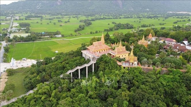 ខេត្ត អានយ៉ាង បានជួយឧបត្ថម្ភសាងសង់ កែលម្អ ជួសជុលស្ថាប័នវប្បធម៌ កីឡាចំនួន ១៣ នៅភូមិតំបន់បងប្អូនជនជាតិភាគតិច។ រូបថត៖ កុងម៉ៅ - ទីភ្នាក់ងារព័ត៌មានវៀតណាម 01-potal-an-giang-tich-cuc-giai-ngan-dau-tu-cho-vung-dong-bao-dan-toc-va-mien-nui-stand.jpg