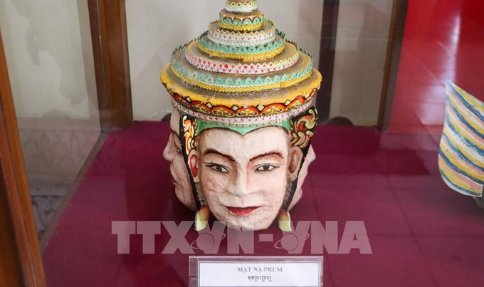 របាំងមុខប្រើប្រាស់ក្នុងសកម្មភាពវប្បធម៌របស់បងប្អូនជនជាតិ ខ្មែរ។ រូបថត៖ ហុងថៃ - ទីភ្នាក់ងារព័ត៌មានវៀតណាម 04-140319-nha-trung-bay-van-hoa-khmer-noi-luu-giu-ban-sac-dan-toc.jpg