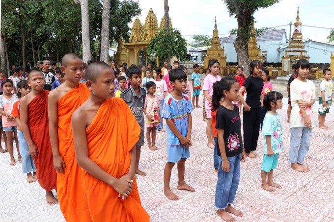 បរិយាកាសនៃពិធីបើកបវេសនកាលថ្នាក់សិក្សាឱកាសវិស្សមកាលនៅវត្ត ជ្រោយទឹមកណ្តាល (ភូមិ តឹមឡុក ឃុំ ដាយតឹម ស្រុក មីស្វៀន ខេត្ត សុកត្រាំង)។ 03-e-3-hoc-he.jpg